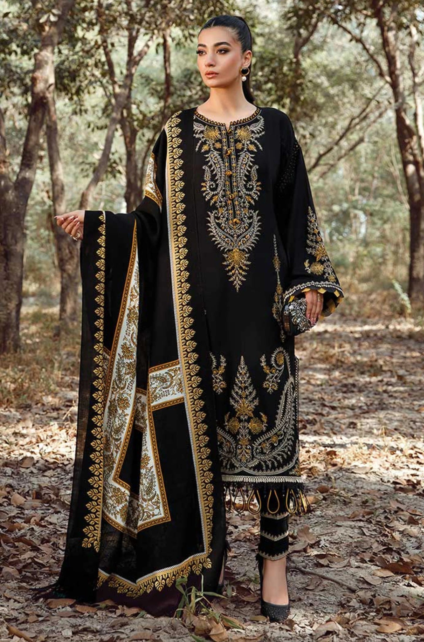 MARIA.B-3PC KHADDAR EMBROIDERED SHIRT WITH COURTRAI PRINTED SHAWL & TROUSER -BIC-4157